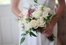choosing wedding flowers
