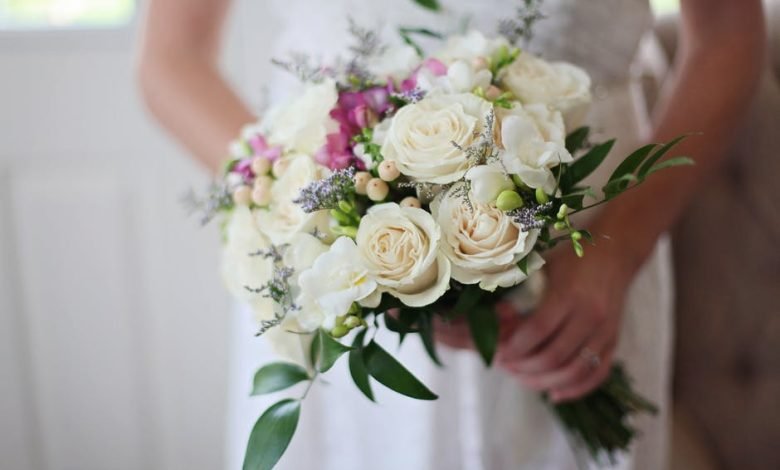 choosing wedding flowers